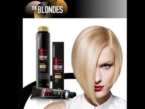 Donna con capelli biondi e prodotti di bellezza, con una pubblicità del prodotto