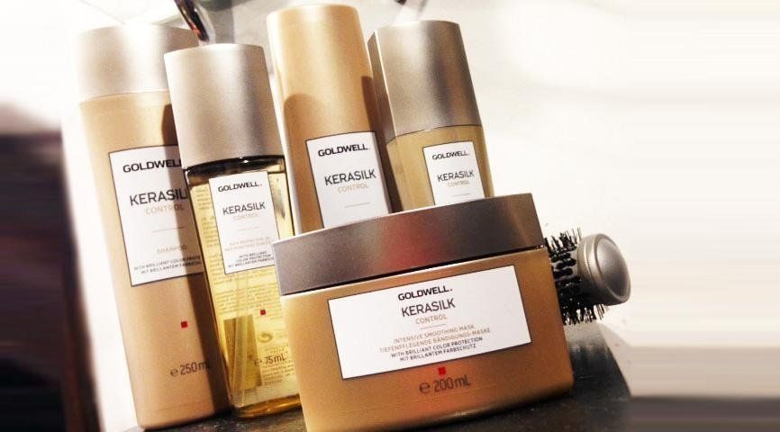 Prodotti per la cura dei capelli esposti: lacca, olio e maschera per capelli.
