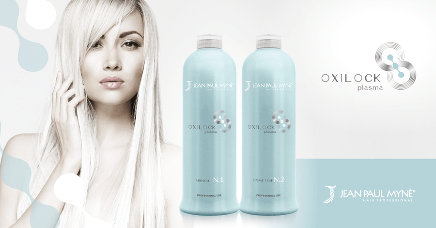 Donna con capelli biondi e flaconi di shampoo; marca OxiLock.