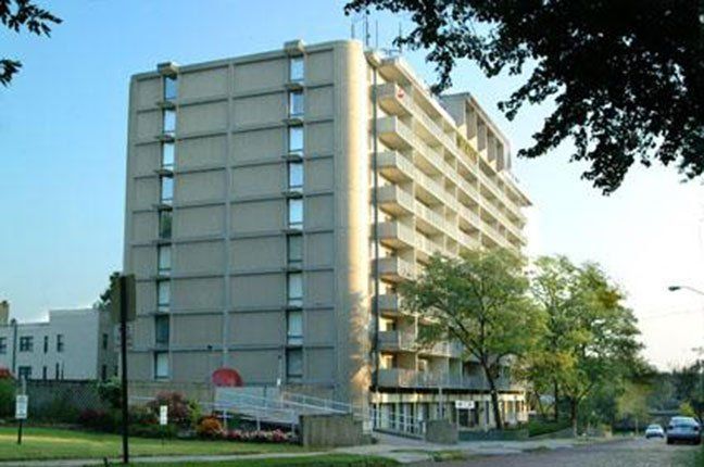 Apartment Building in Highland Square