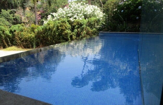 Piscina a sfioro