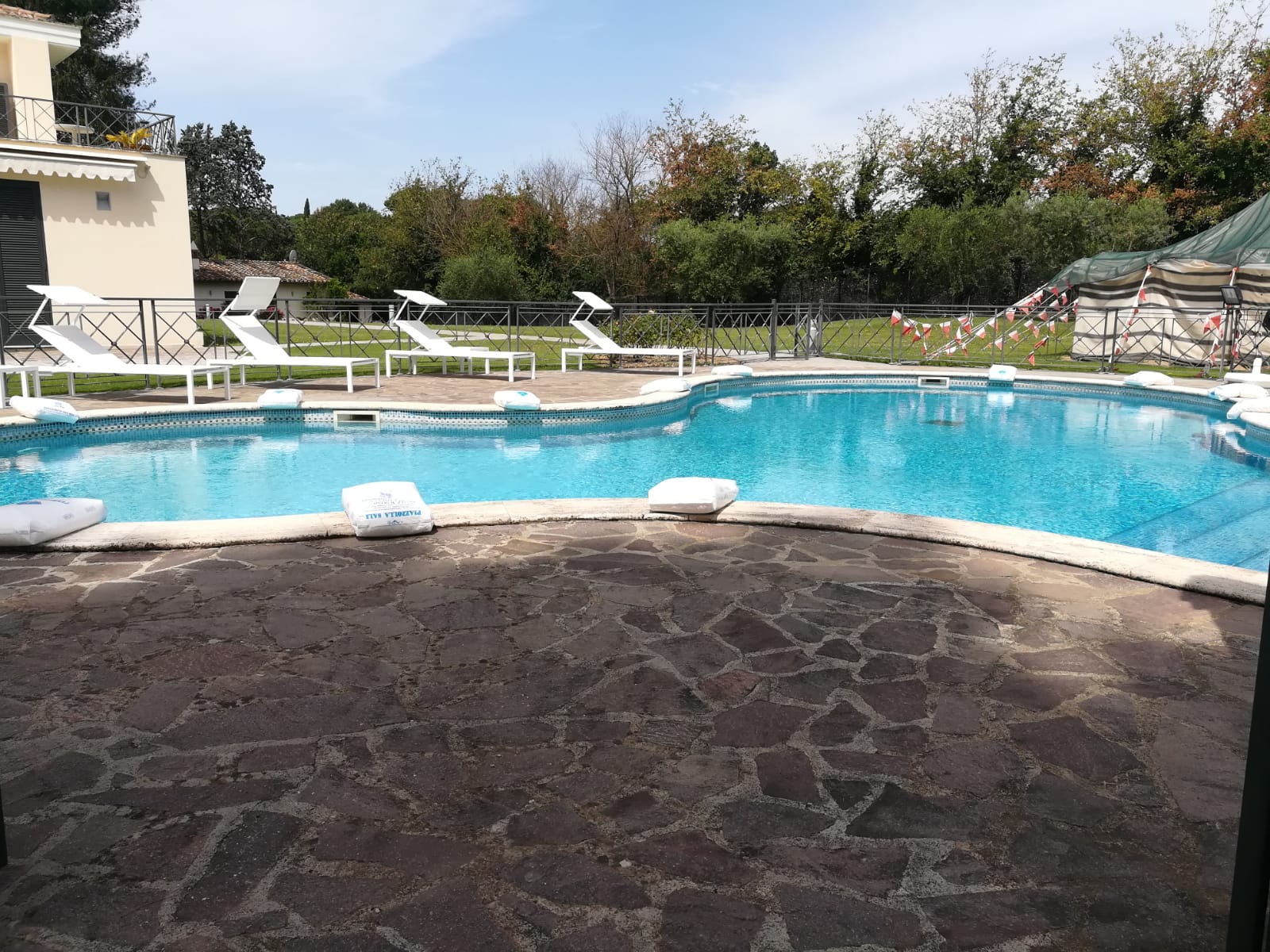 Piscina con sdraio
