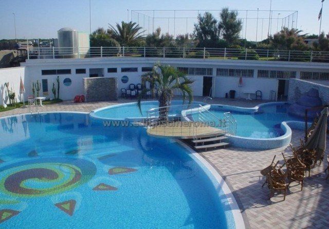 Piscina mosaico piena