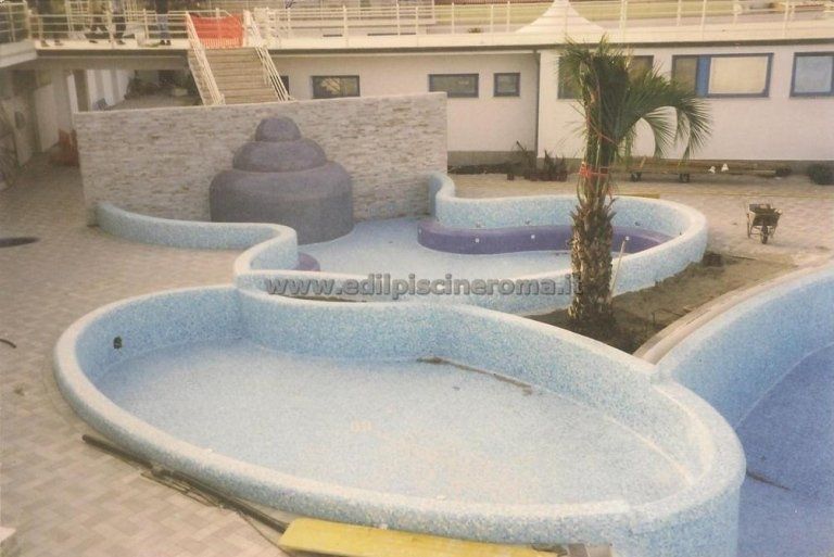 Piscina mosaico vuota