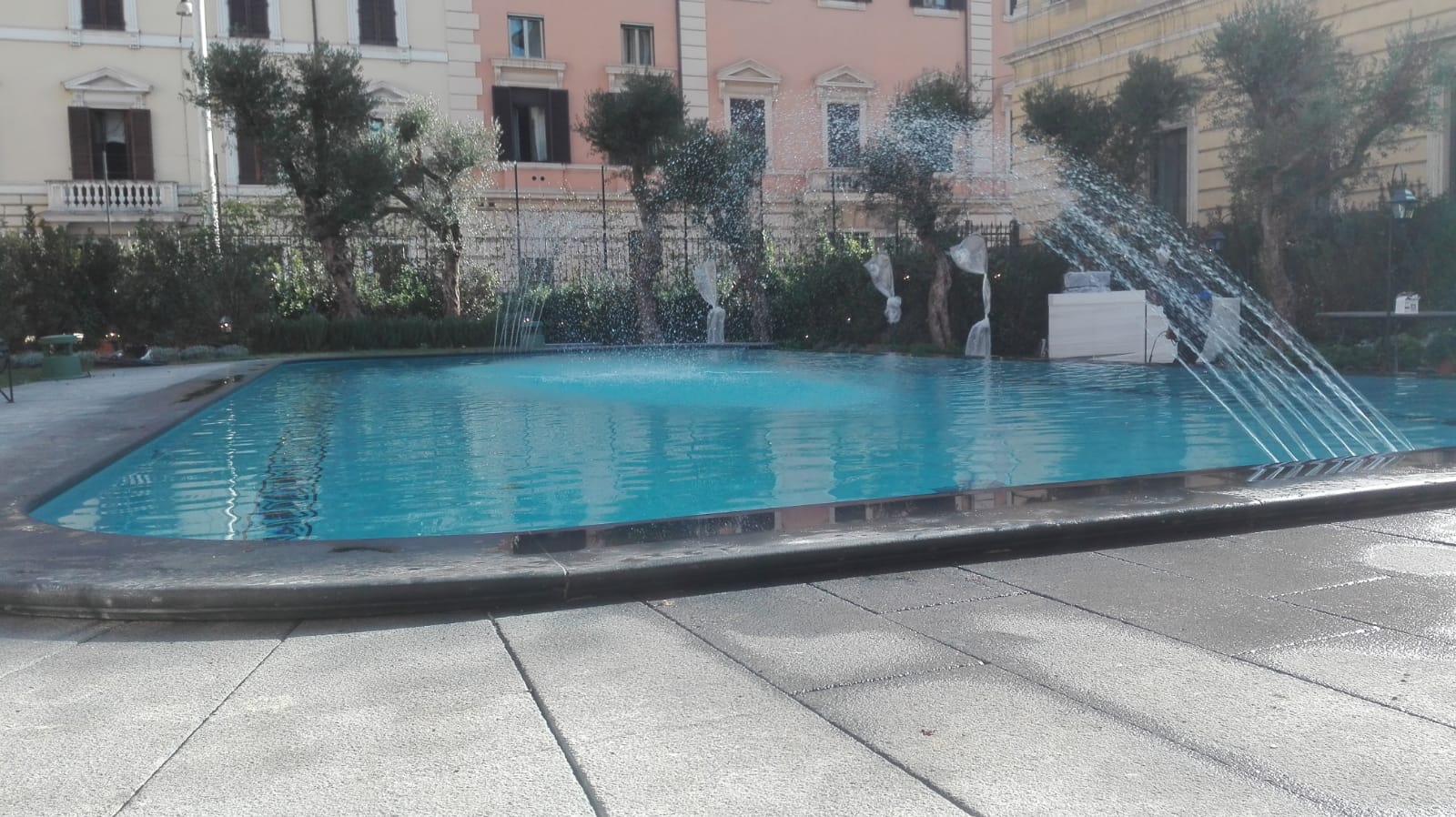 Piscina tra le case