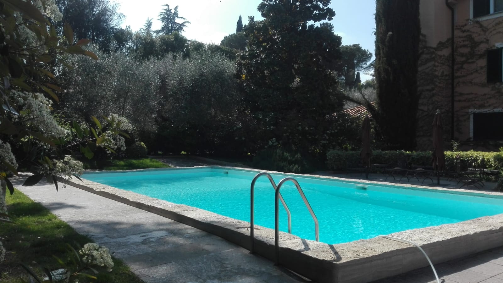 Piscina con skimmer e scaletta