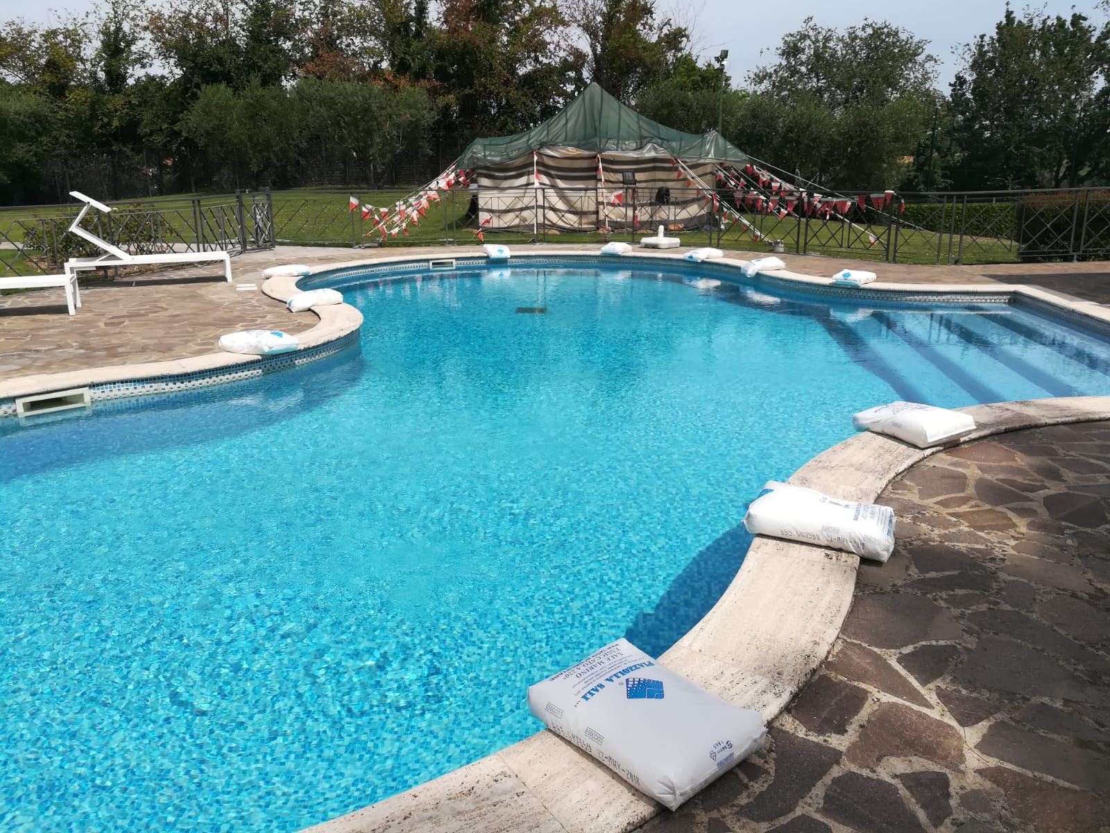Piscina con gradini