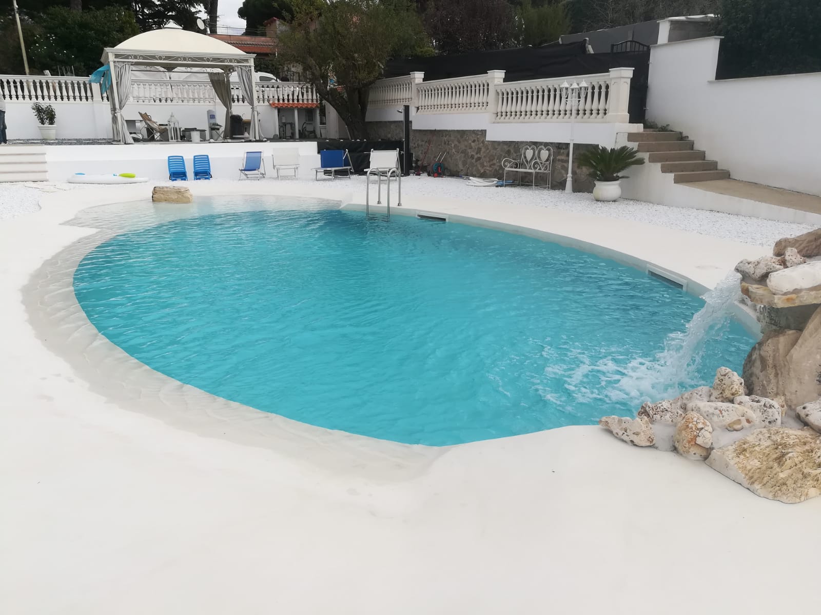 Piscina a laghetto piena