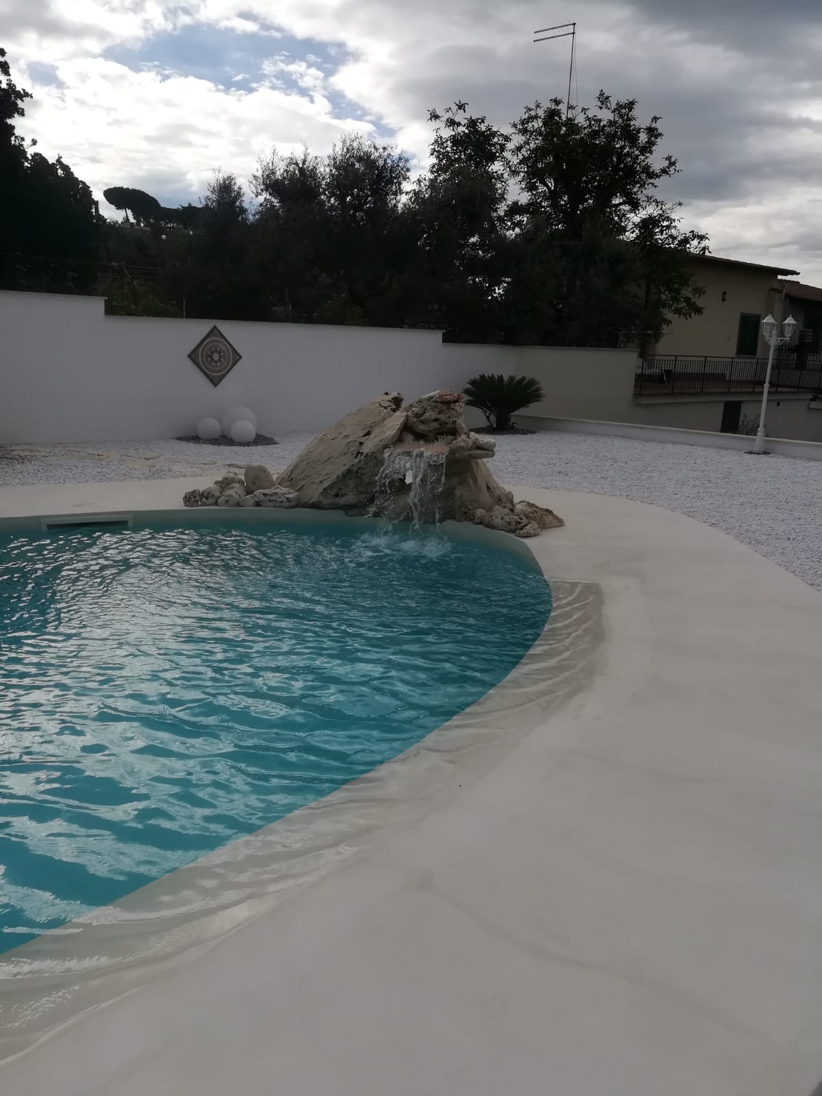 Piscina a laghetto piena 2