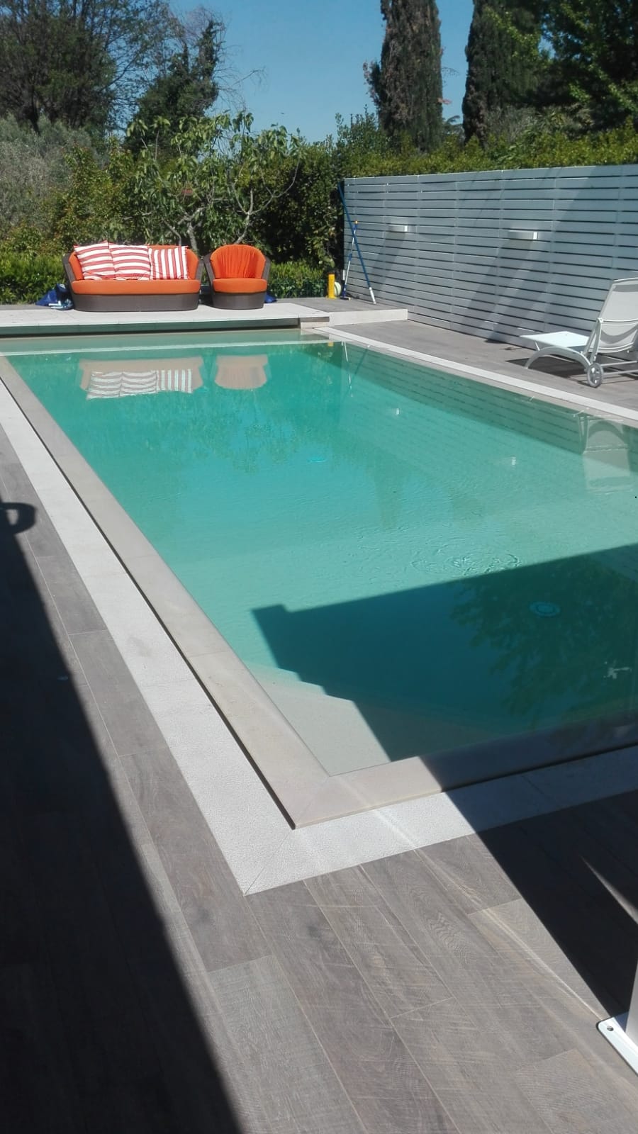 Piscina e divani