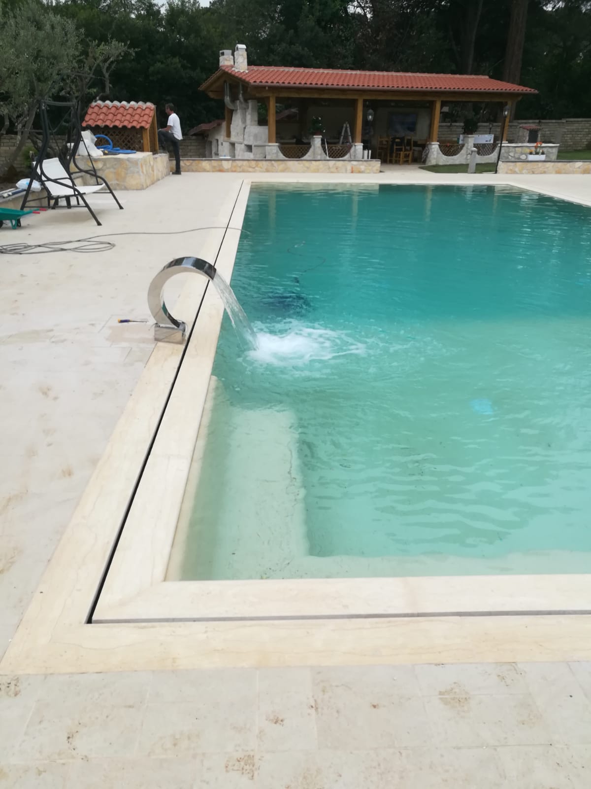 Piscina a sfioro rettangolare