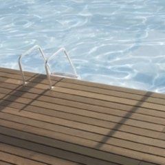 Bordo piscina in legno