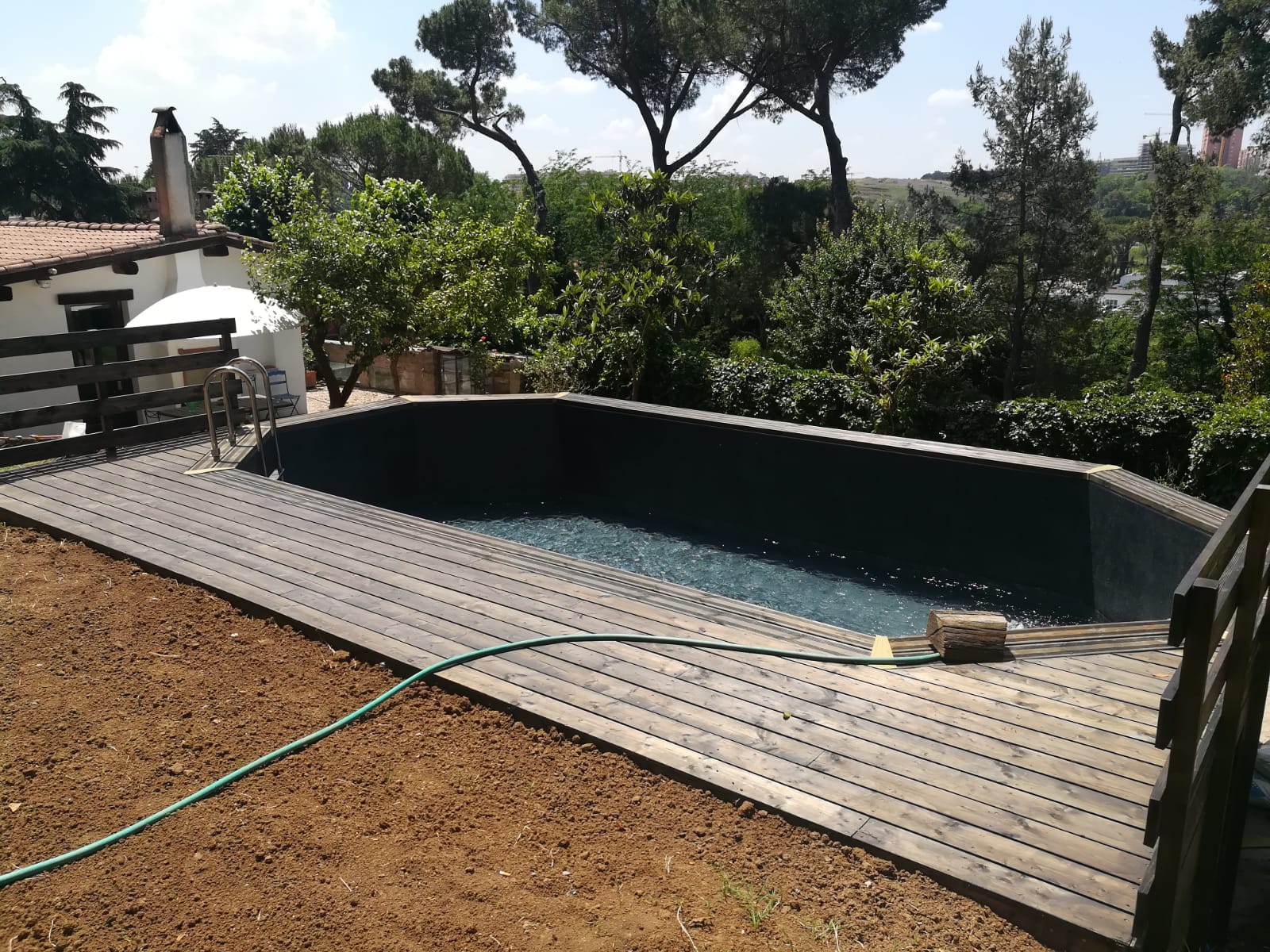 Piscina con pannelli in legno