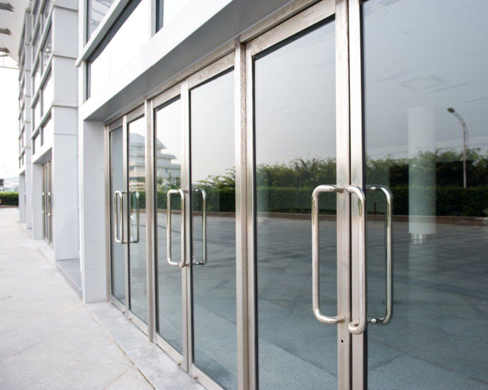 porte a vetri di un'attività commerciale