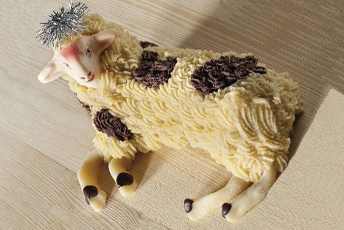 agnello in pasta di mandorle pasquale salentino
