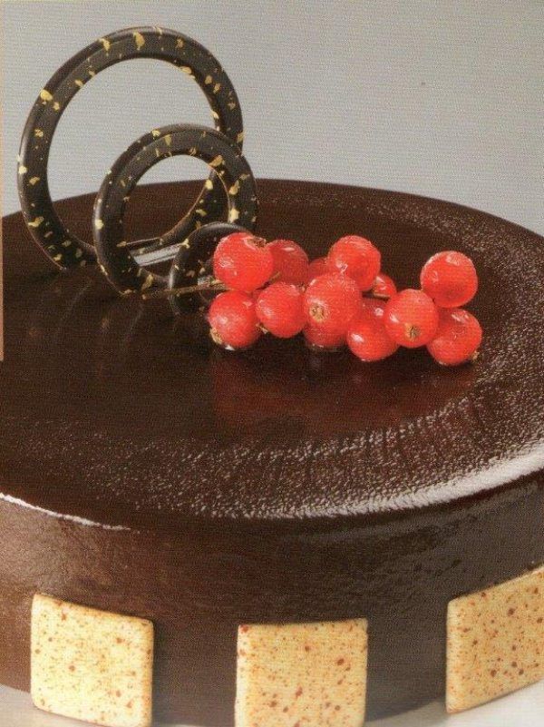 Torta con glassa la cioccolato