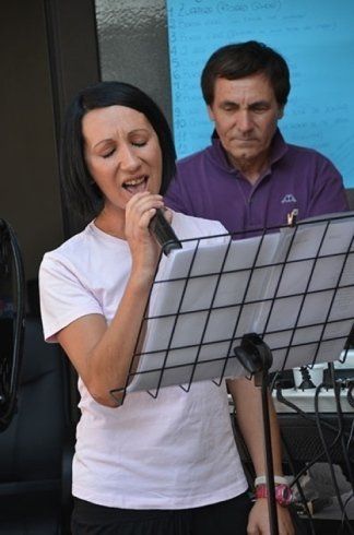 Partecipante alla gara canora a Villa Maia