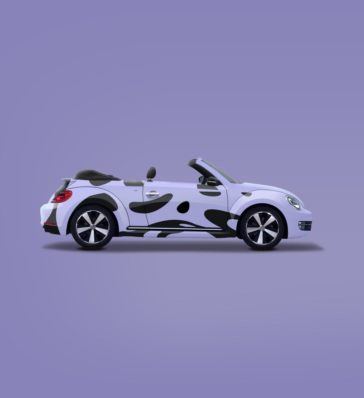 Um carro branco com uma estampa de vaca na lateral está sobre um fundo roxo.