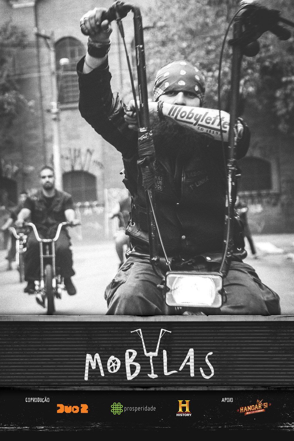 Uma foto em preto e branco de um homem andando de motocicleta