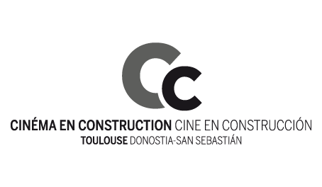 Um logotipo em preto e branco para uma empresa chamada cinema en construction
