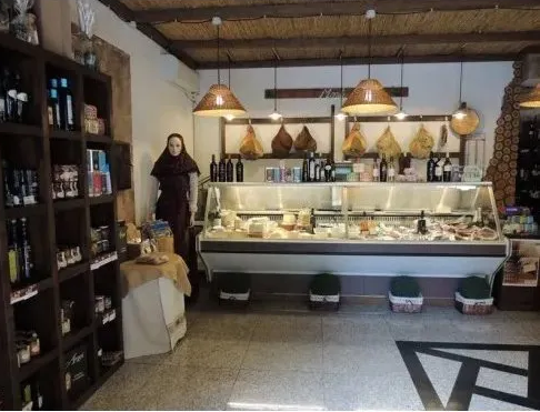 banco con formaggi e salumi della Sardegna