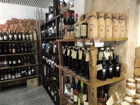 scaffale con grappe sarde