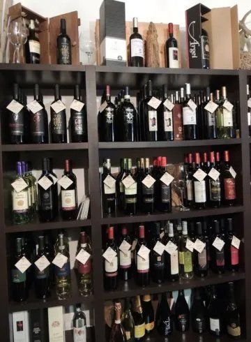 scaffale con vini tipici della Sardegna