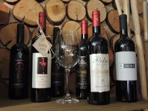 calice e bottiglie di vino della Sardegna