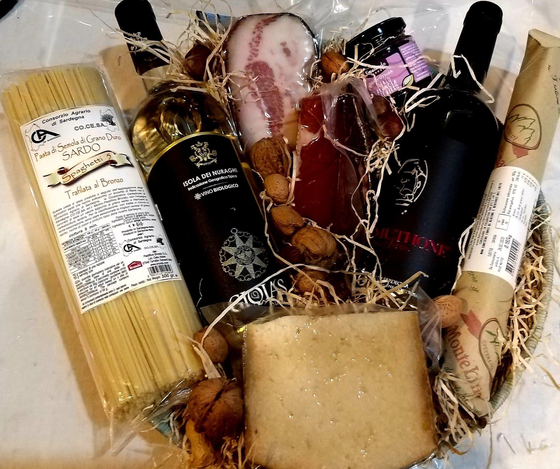 cesto con pasta sarda e altri prodotti tipici dell'isola