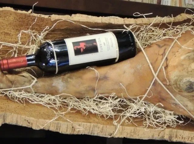 prosciutto sardo e bottiglia di vino locale