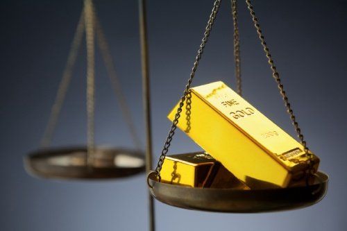 bilancia con lingotti di oro