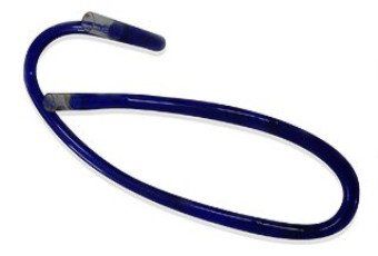 Blaues, flexibles medizinisches Gerät, gebogen mit zwei abgedeckten Enden.
