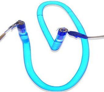 Eine neonblaue, gekrümmte Röhre mit zwei mit Drähten verbundenen Elektroden.