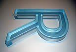 Blaue, stilisierte Form des Buchstabens „R“, möglicherweise ein Ausstecher.