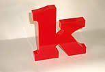Rotes „1k“-Symbol auf weißer Fläche.