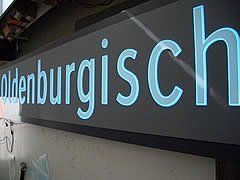 Leuchtschild: „Oldenburgisch“ in blauer Schrift.