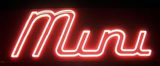 Neonschild mit der Aufschrift „Menü“ in Rot auf dunklem Hintergrund.