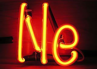 Neonschild mit der Aufschrift „Ne“ leuchtet orange.