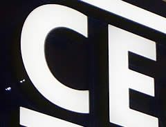 Weiße „CE“-Buchstaben auf dunkelblauem Hintergrund, wahrscheinlich ein Zeichen oder Logo.