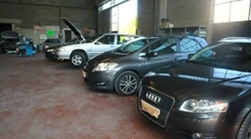 Auto in attesa di essere riparati