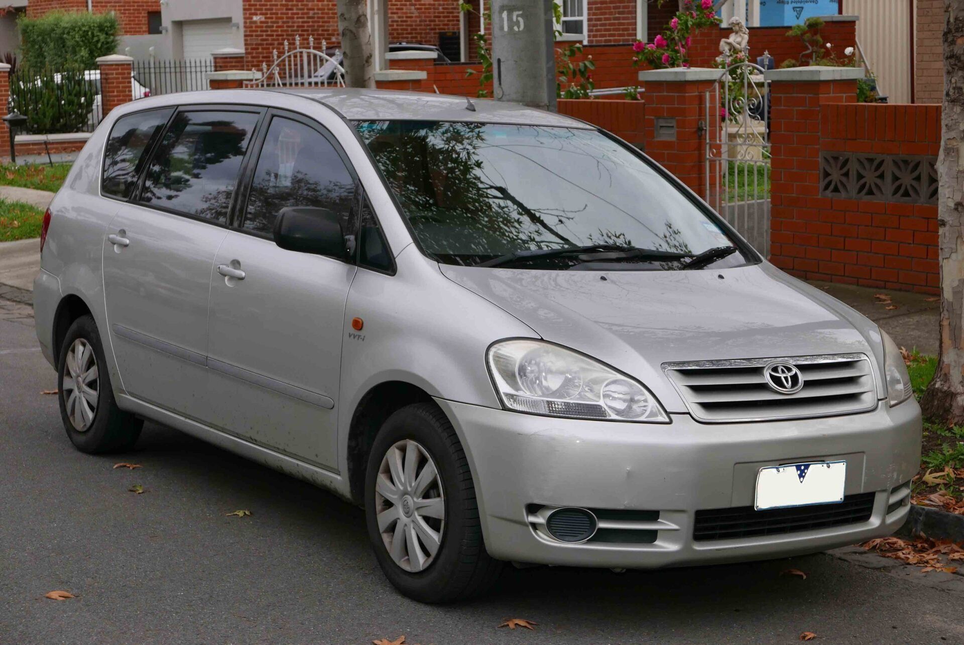 toyota avensis verso