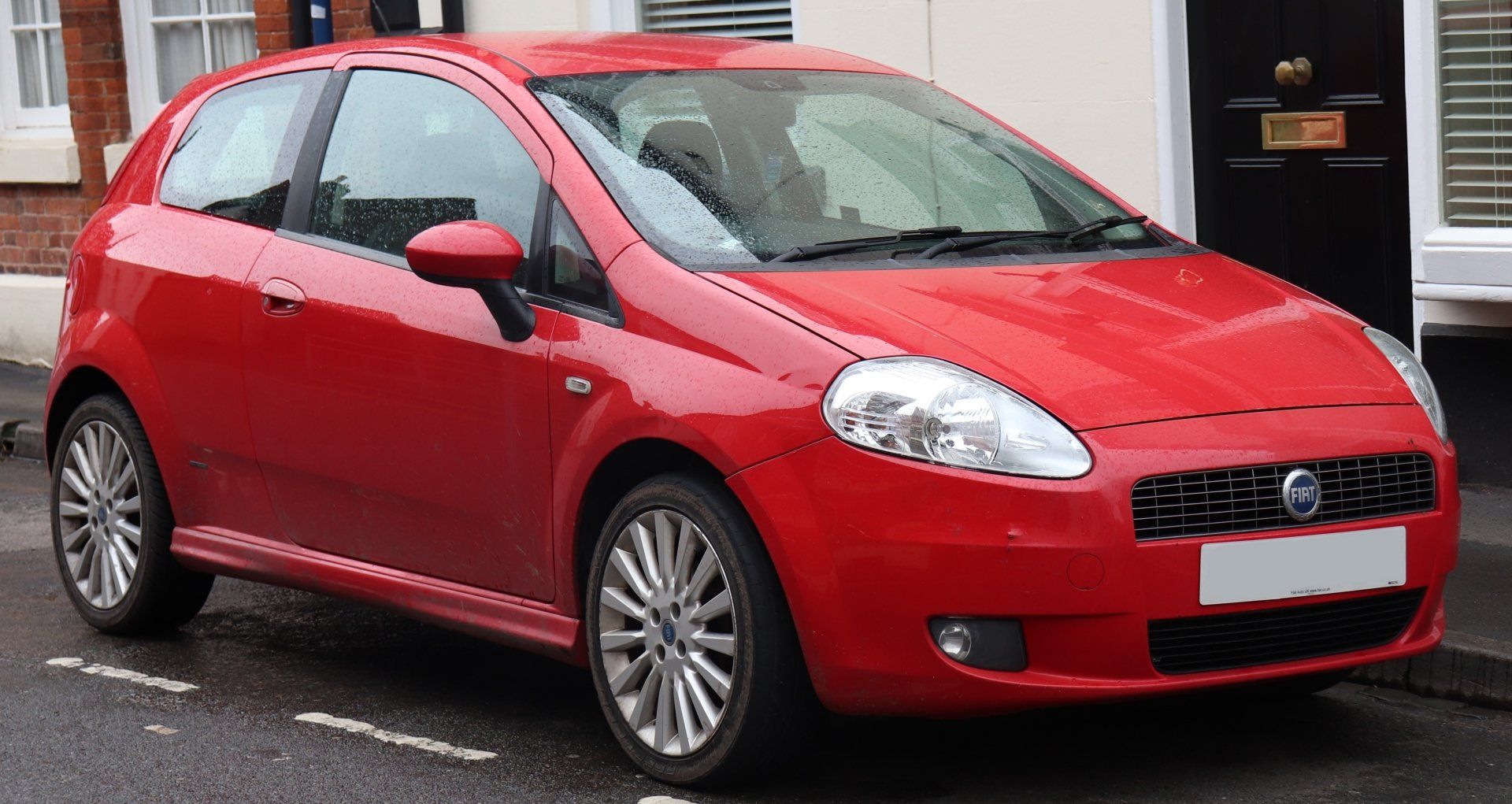 fiat punto sarkans