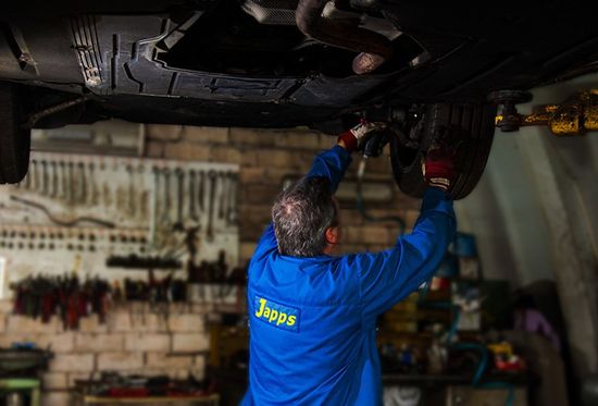 Vīrietis remontē auto