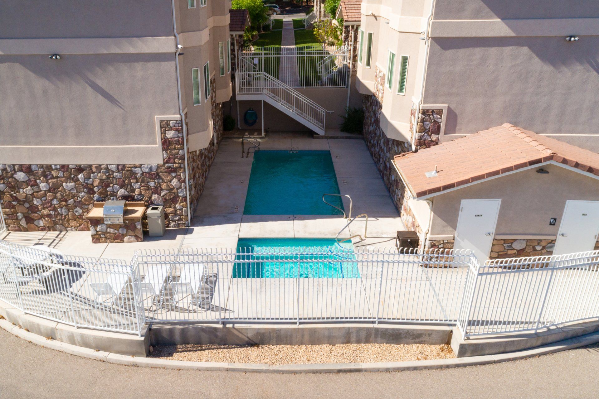 Student housing complex near Utah Tech with a pool, hot tub, large bedrooms, spacious living areas, and in-unit laundry.