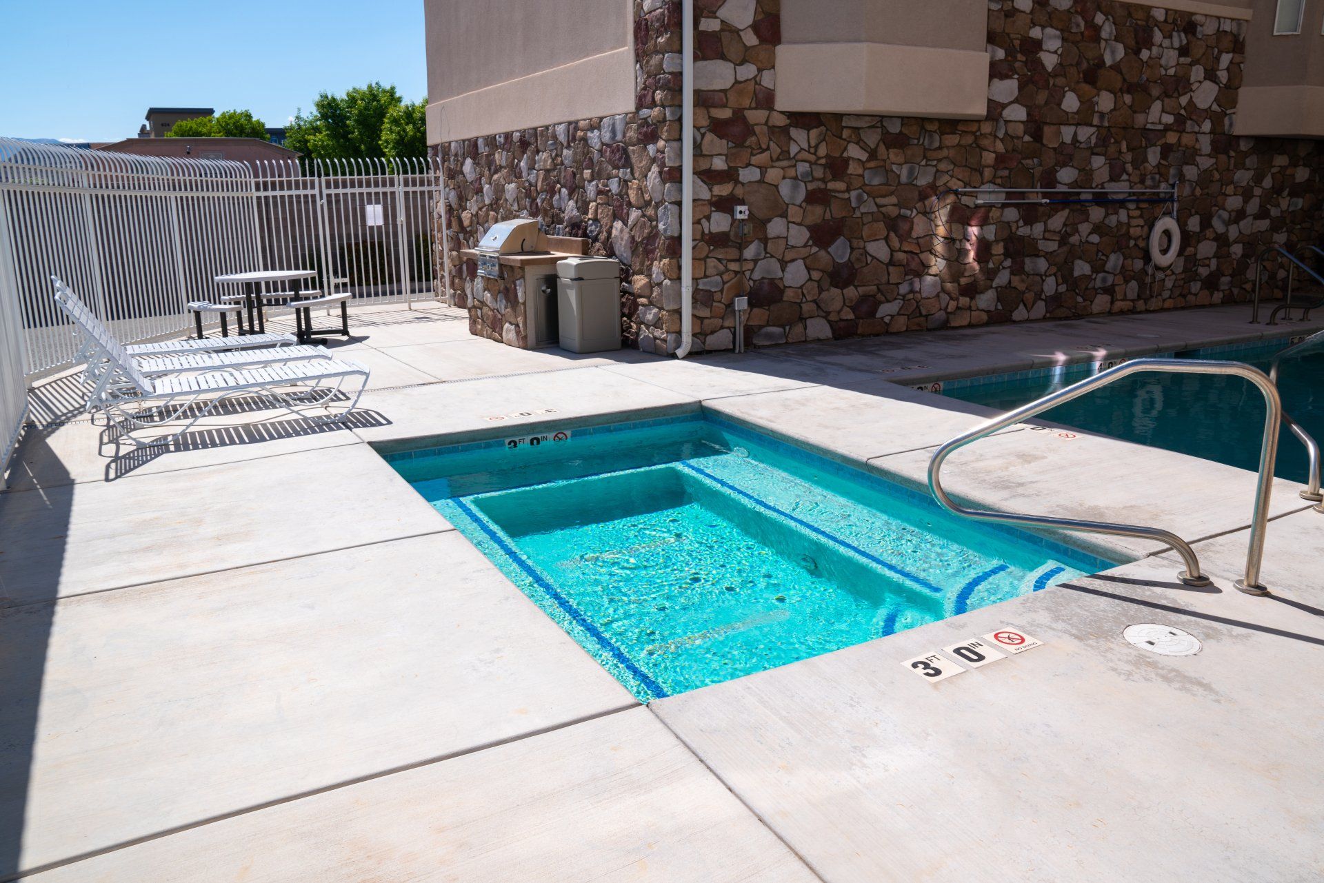 Student housing complex near Utah Tech with a pool, hot tub, large bedrooms, spacious living areas, and in-unit laundry.