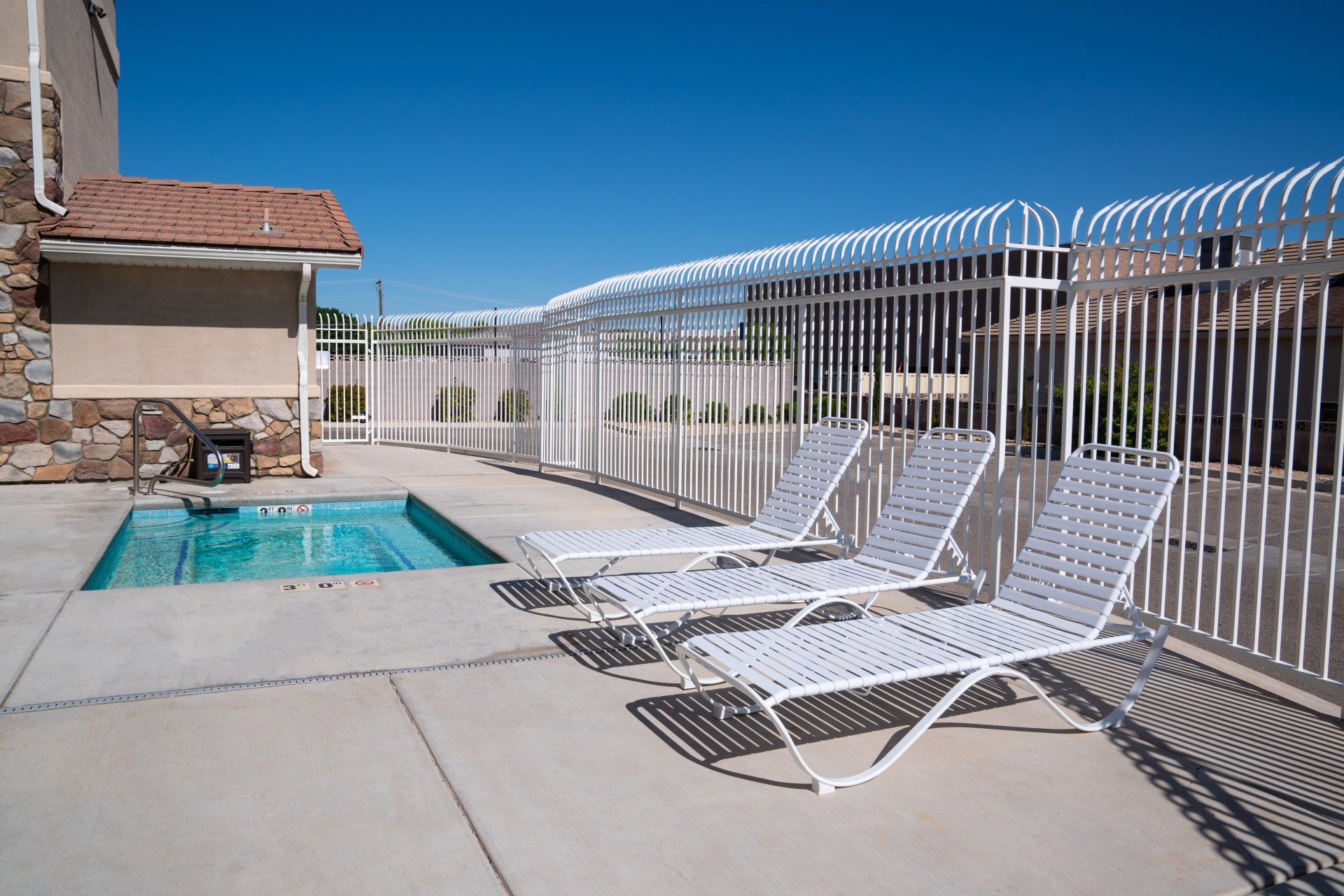 Student housing complex near Utah Tech with a pool, hot tub, large bedrooms, spacious living areas, and in-unit laundry.
