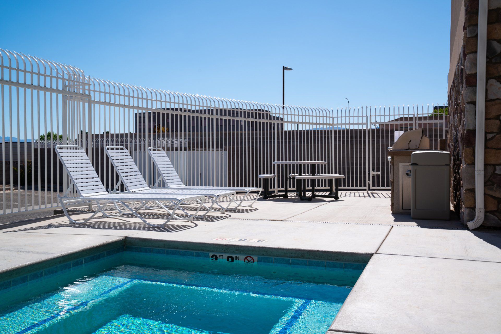 Student housing complex near Utah Tech with a pool, hot tub, large bedrooms, spacious living areas, and in-unit laundry.