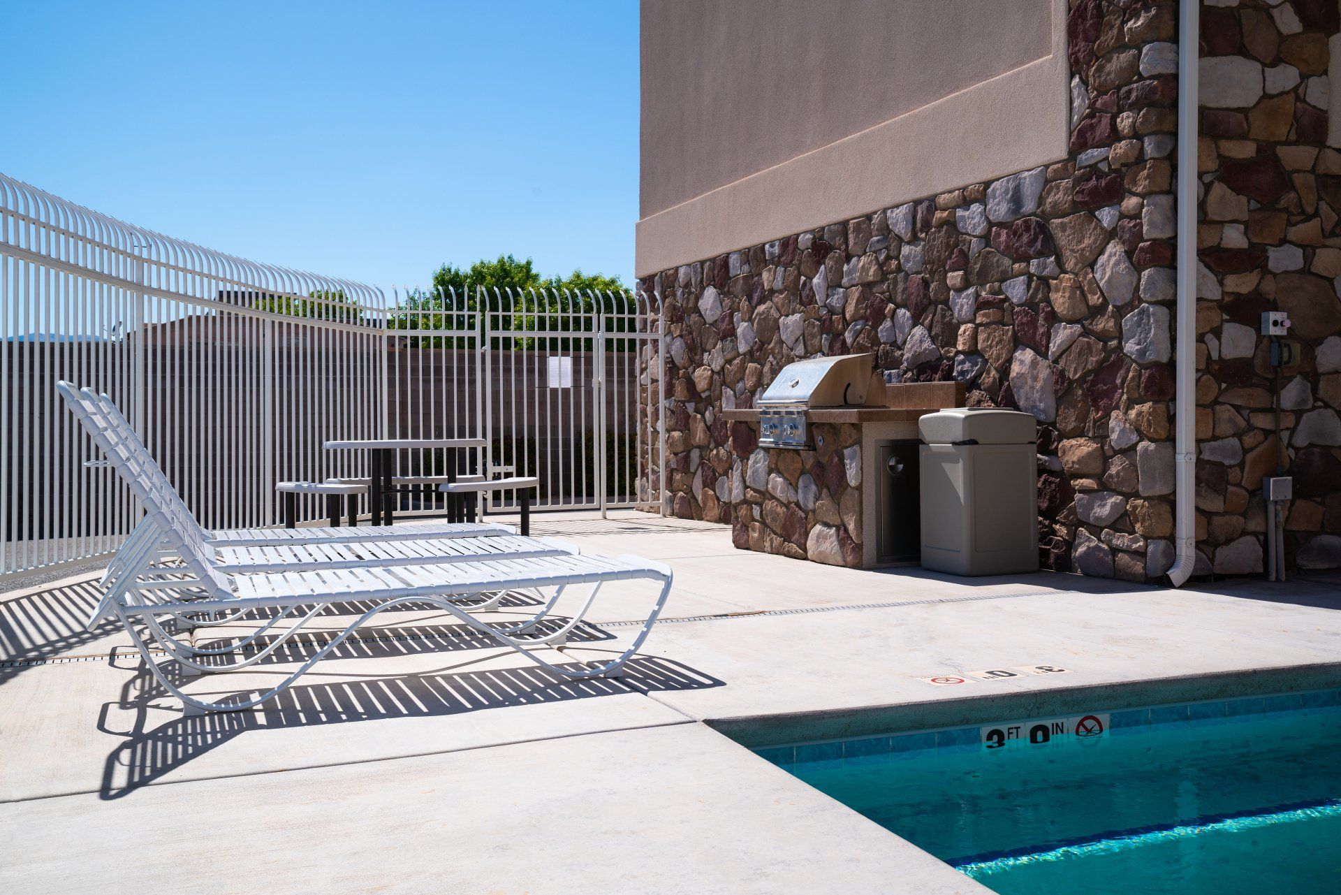 Student housing complex near Utah Tech with a pool, hot tub, large bedrooms, spacious living areas, and in-unit laundry.