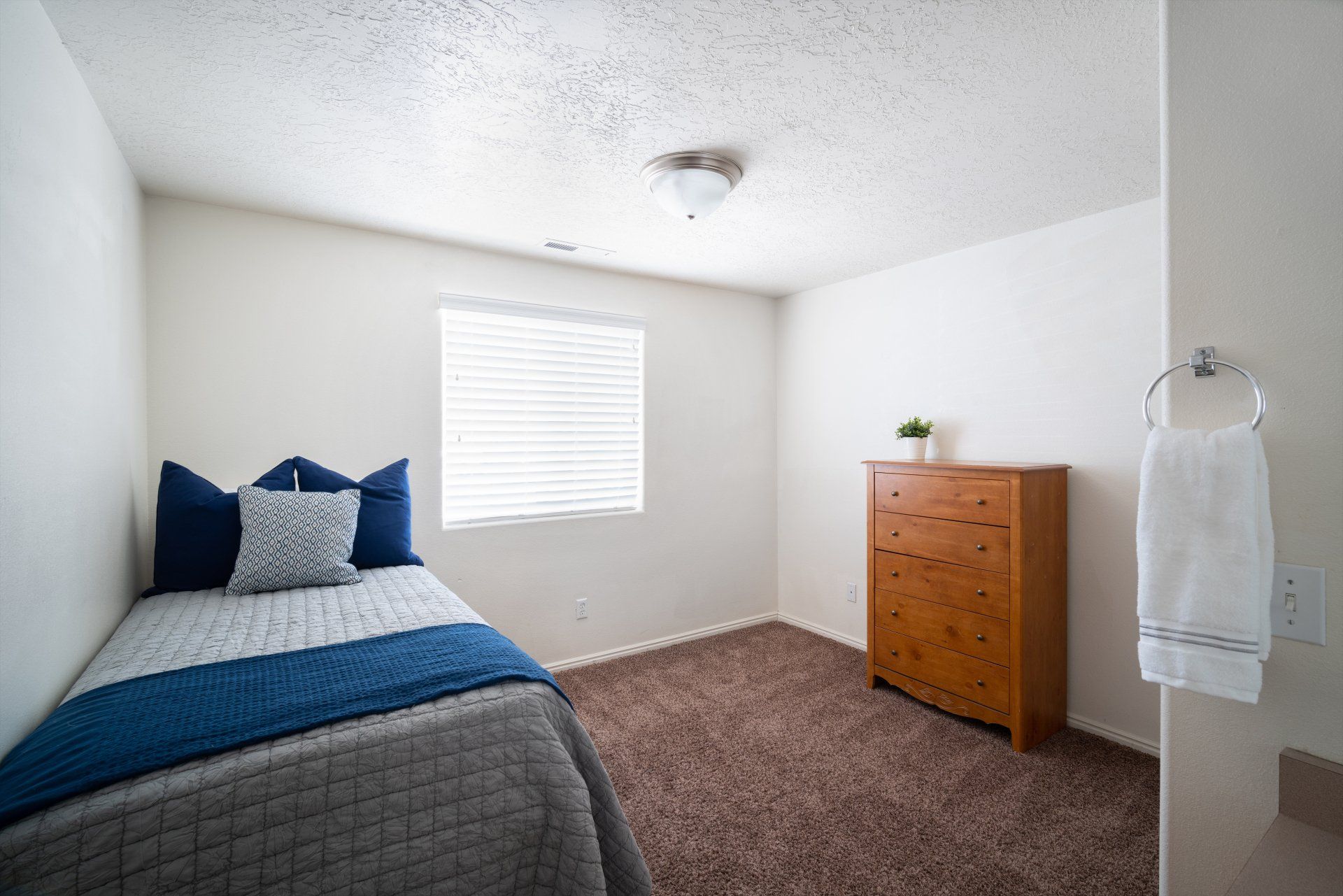 Seasons Apartments offers furnished private and shared student housing near SUU. Features large bedrooms, in-unit laundry, and a prime location just a short distance from Southern Utah University