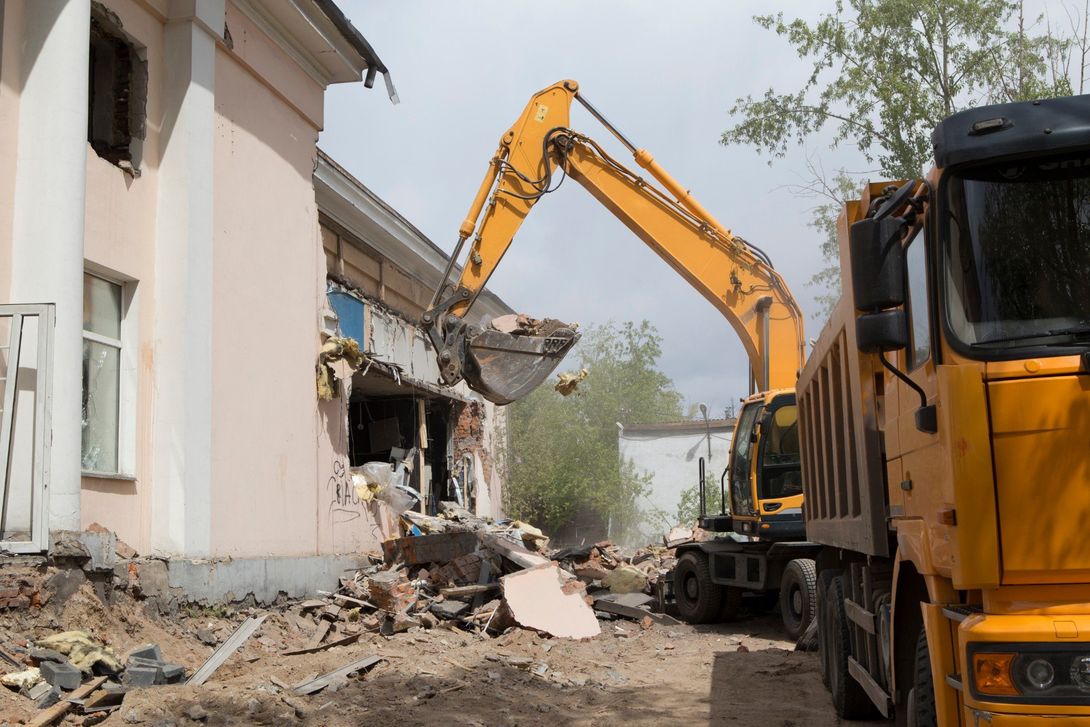 Intervento di demolizione di un edificio